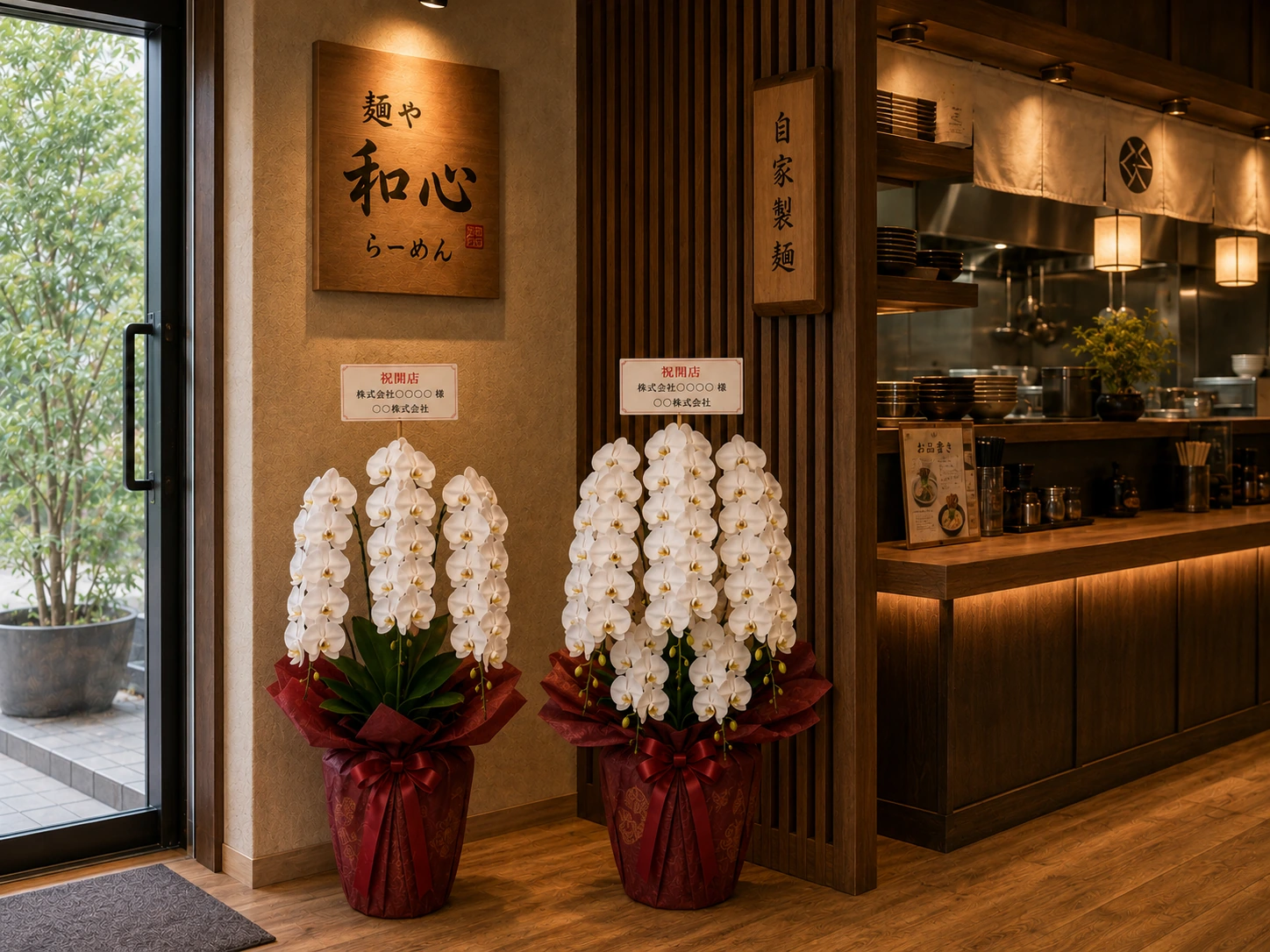 ラーメン店内に並ぶ白い3本立ちと5本立ち胡蝶蘭の比較